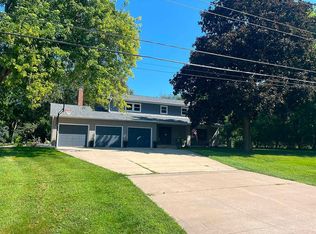 4200 Tanglewood Rd, Bettendorf, IA 52722