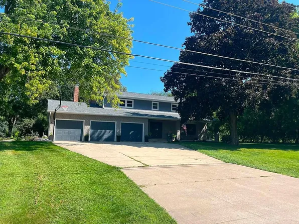 4200 Tanglewood Rd, Bettendorf, IA 52722