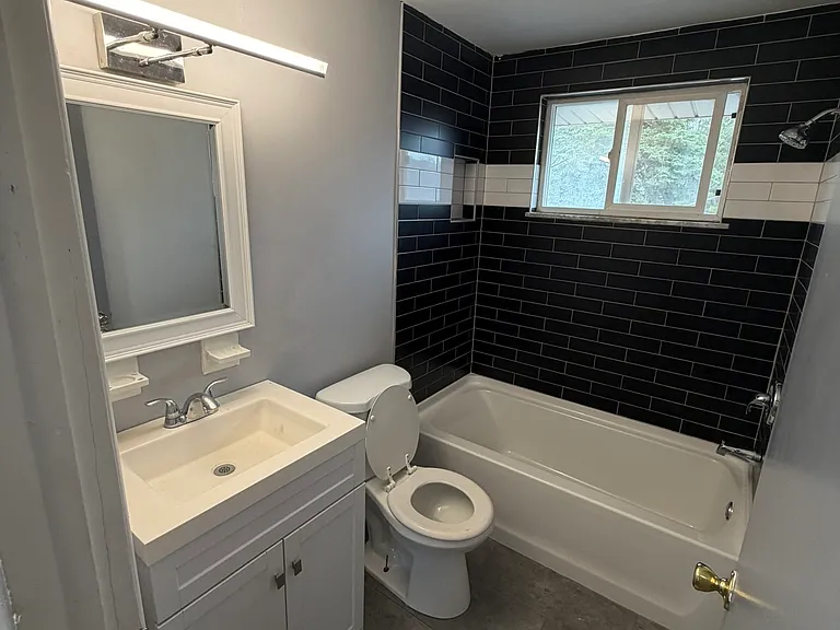 901 N Meadows Ct #D — Photo 2