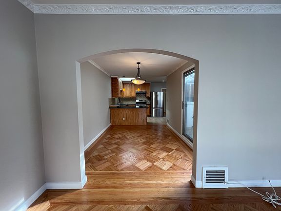4th image of 554 27th Ave