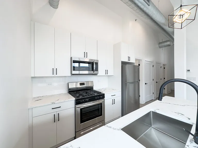 4731 N Western Ave #302 — Photo 2