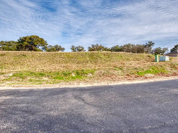 1902 N Chalet Cir, Kerrville, TX 78028