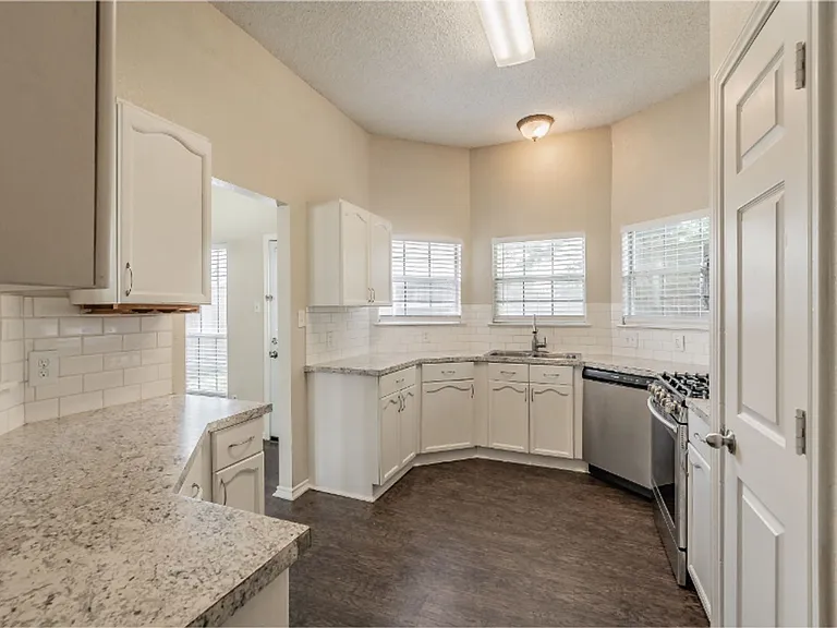 2136 Stoneridge Dr — Photo 12
