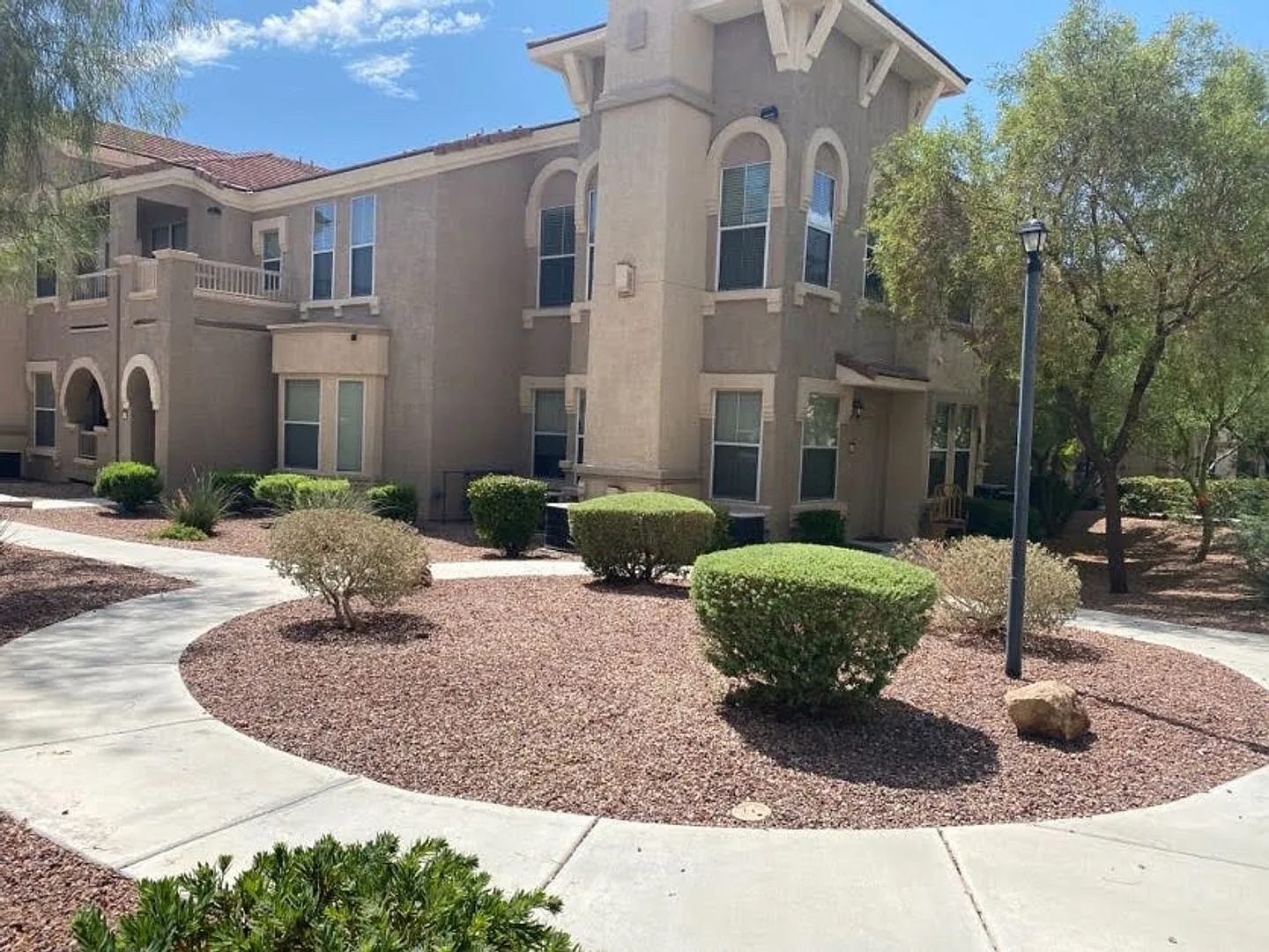 Luxurious One Bedroom Available for Immediate Move In — Photo 2