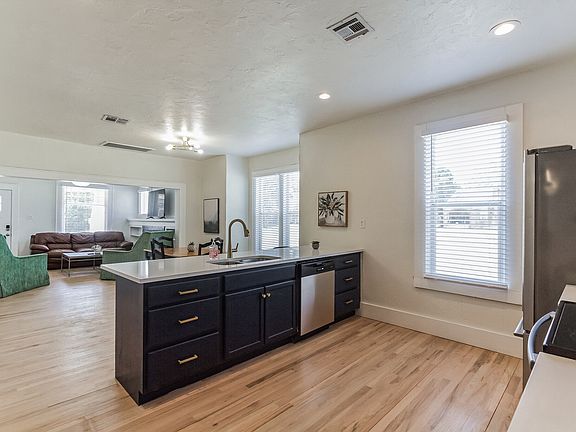 5th image of 2247 W Park Pl