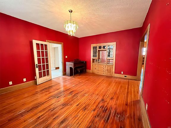 5th image of 433 Themis St