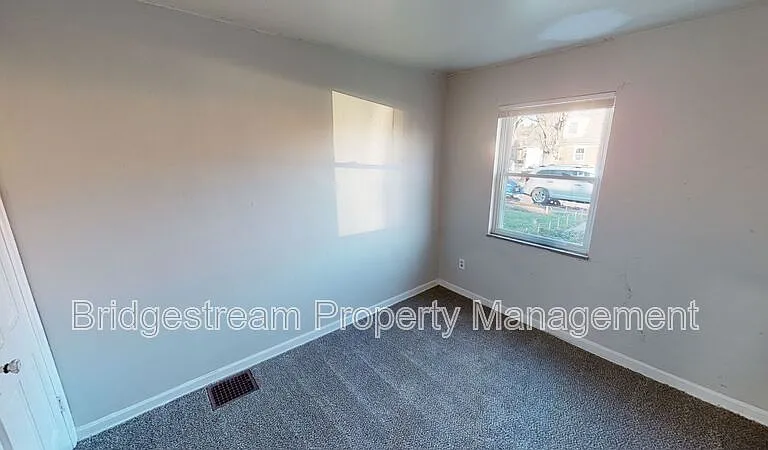 350 Wallace Dr — Photo 4
