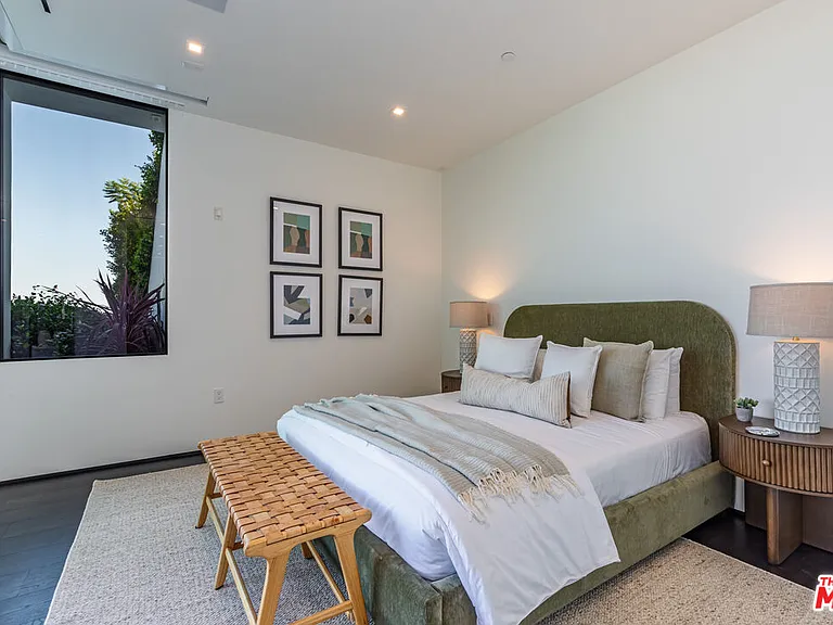 9364 Beverly Crest Dr — Photo 17