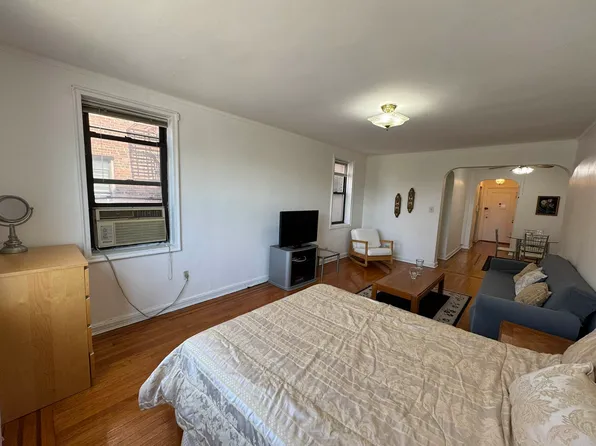 69-40 Yellowstone Boulevard image 4 of 14