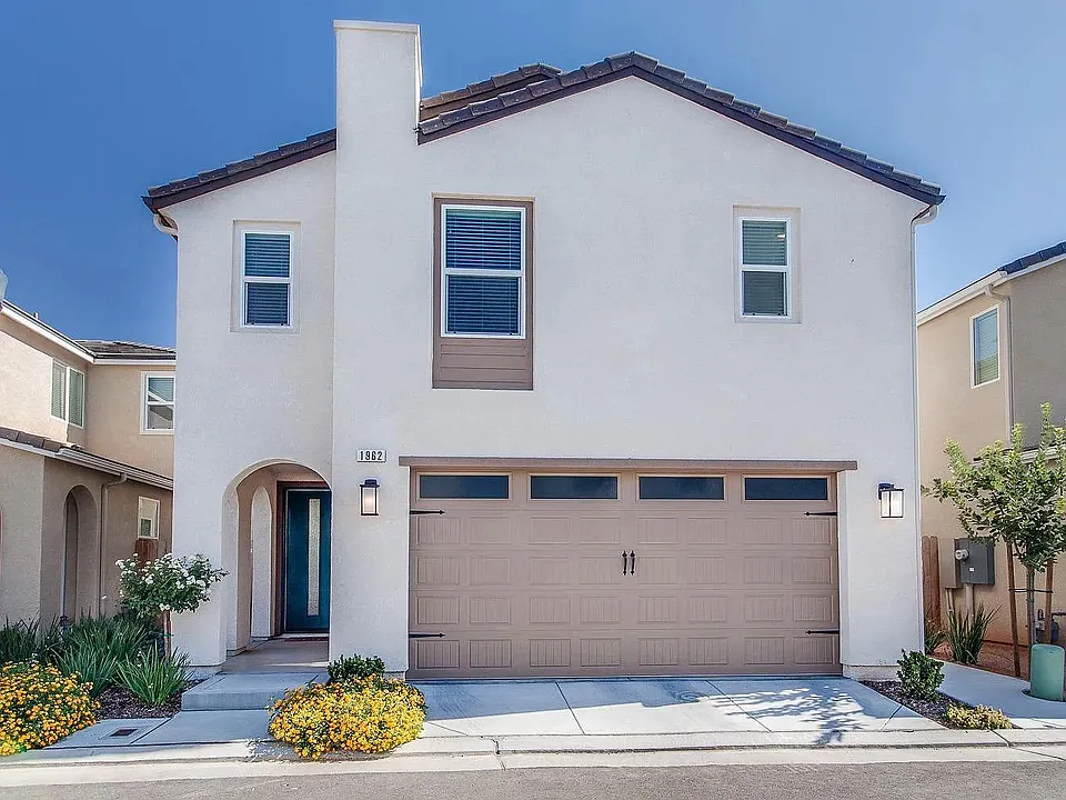 1962 Minarets Ln