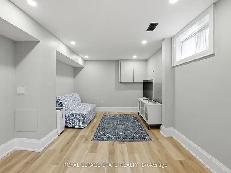 129 Jackson St W — Photo 17