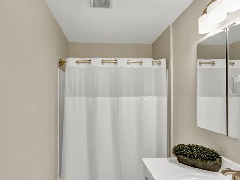 511 N Braintree Dr — Photo 20