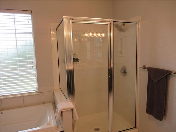 4th image of 1113 Kingsway Ave