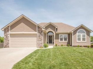 2121 NW Hedgewood Dr, Grain Valley, MO 64029