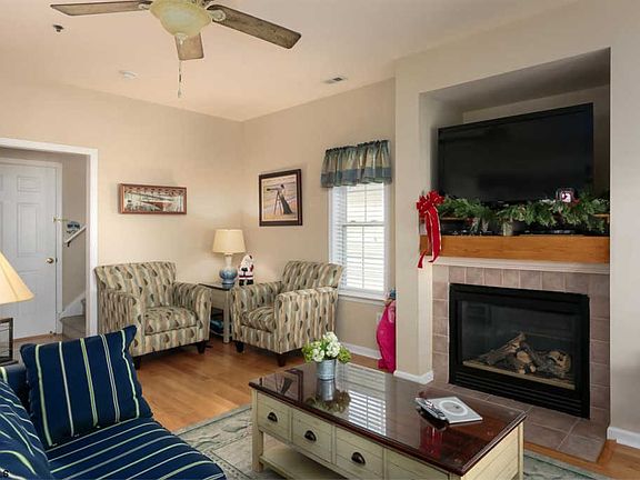 5th image of 810 2nd St #B