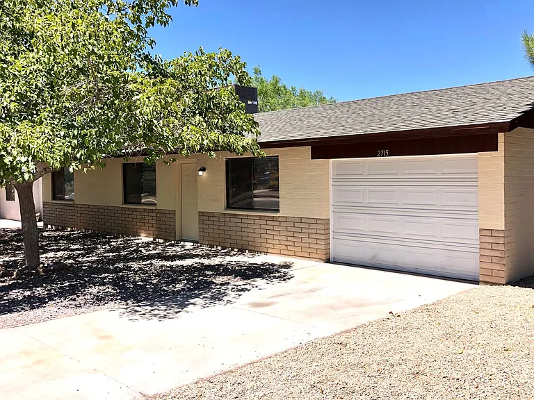 2715 Lillie Ave — Photo 1