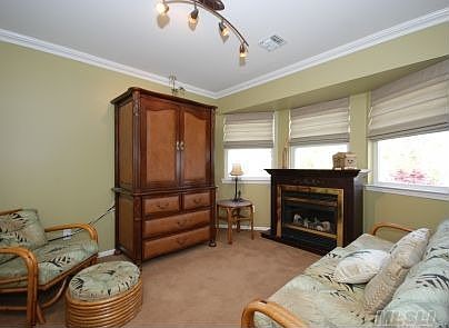 4th image of 7 Hickory Hill Dr
