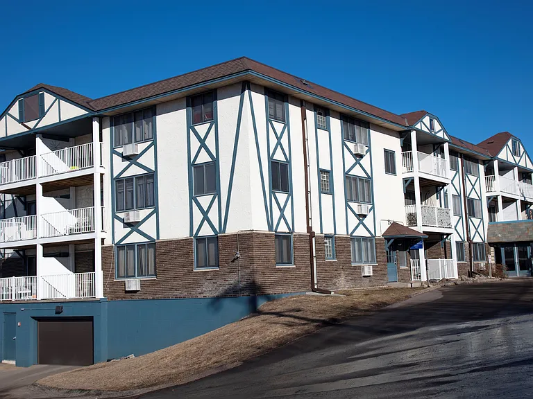 Brittany Apartments — Photo 13