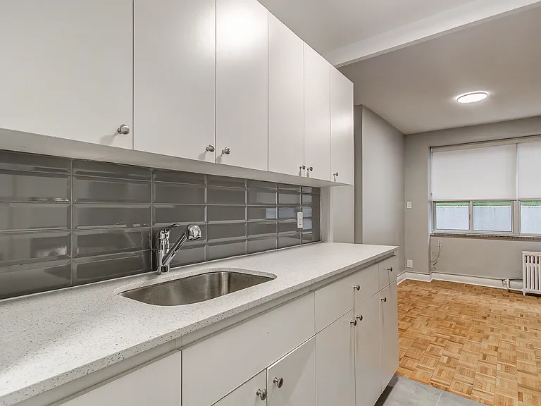 1639 Bloor St W — Photo 7