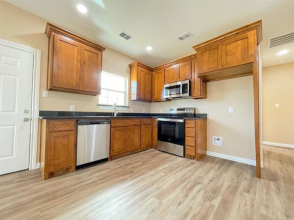 4th image of 504 SW 15th St