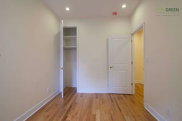 Rented by Evergreen Apartments BK | media 6