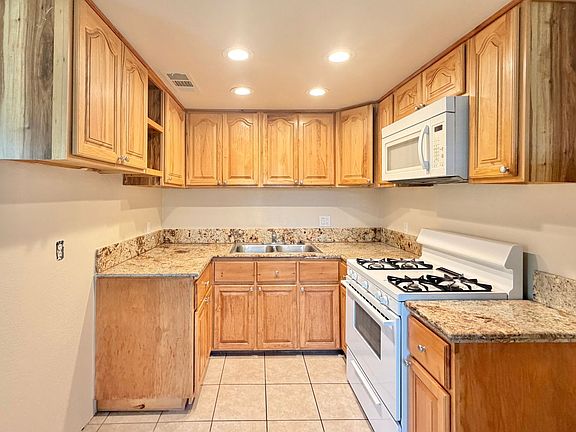3rd image of 561 Desert View Dr Unit 3