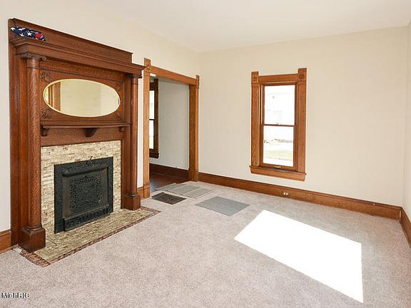 4th image of 109 Oak St