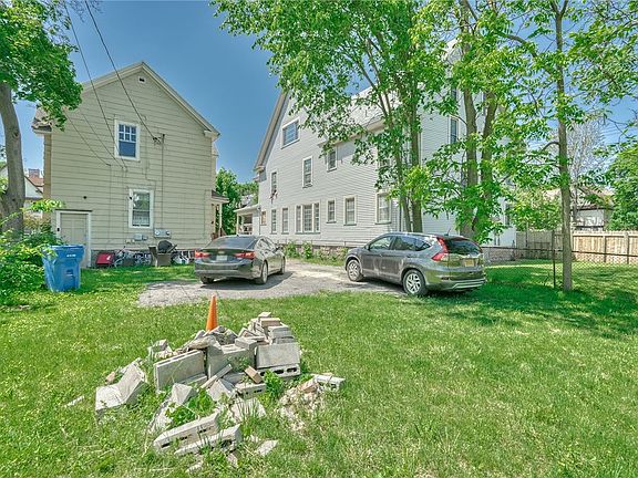 5th image of 126 Wellington Ave