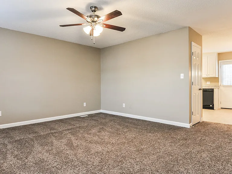 101 Mayfair Ct — Photo 2