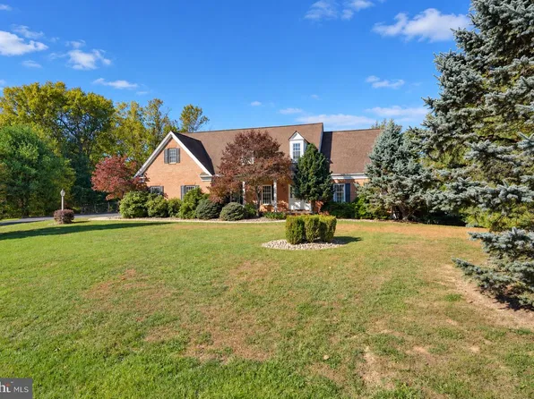 13610 Creek View Dr, Hagerstown, MD 21740