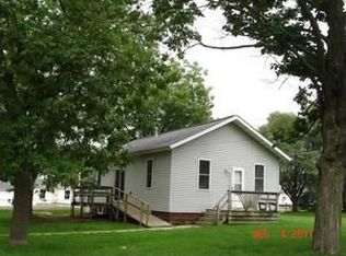 S Brewer St, Manchester, IA 52057