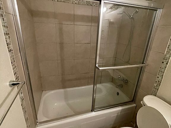 5th image of 436 W Oak St APT C