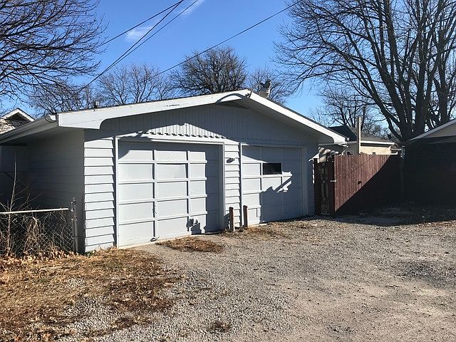 2nd image of 906 N Park St