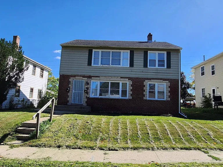 7815 W Villard Ave — Photo 1