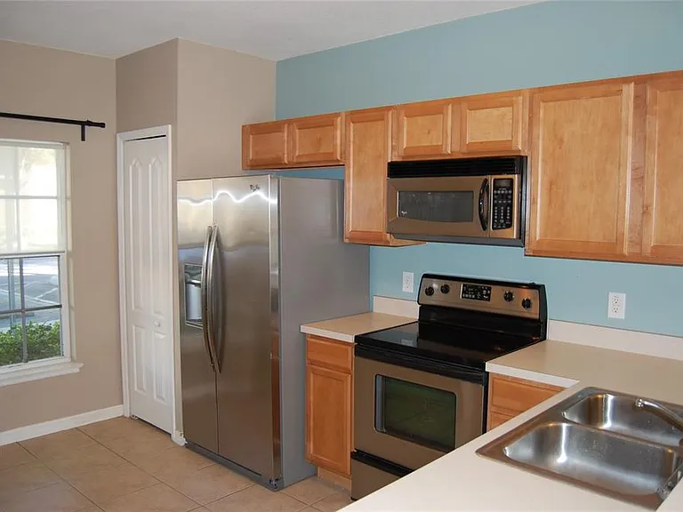 423 Wilton Cir — Photo 5