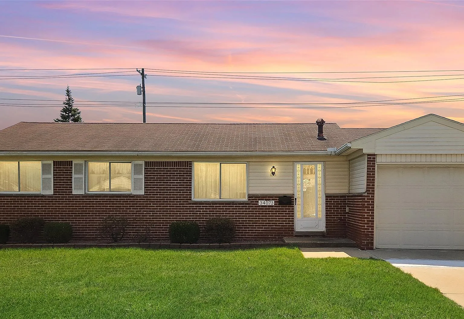 3 bed, 1.0 bath, 936 sqft, $1,595 — Photo 1