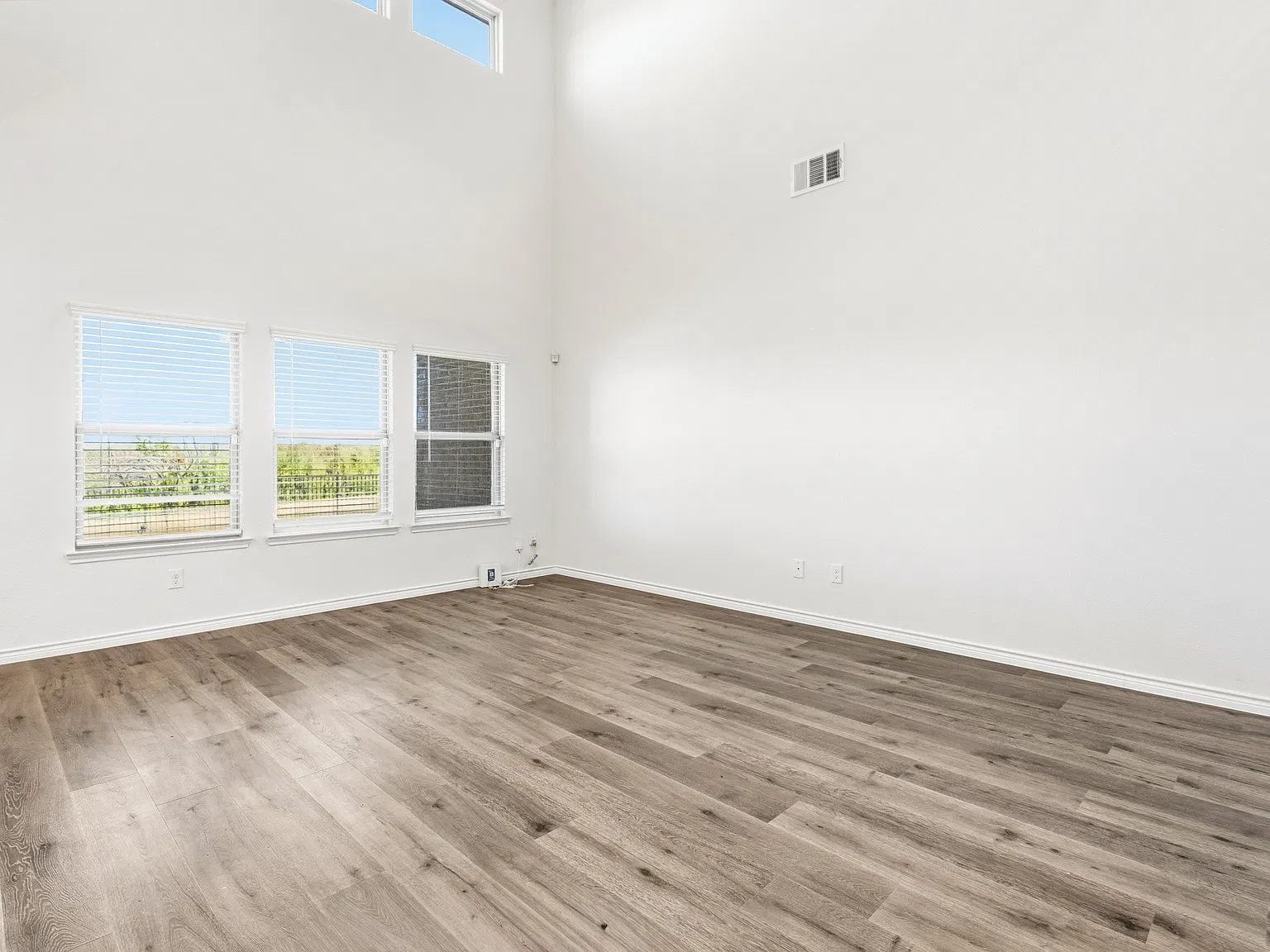 4 bed, 2349 sqft, $2,900 — Photo 4