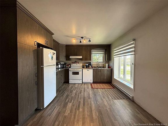 3rd image of 1043 Victoria St
