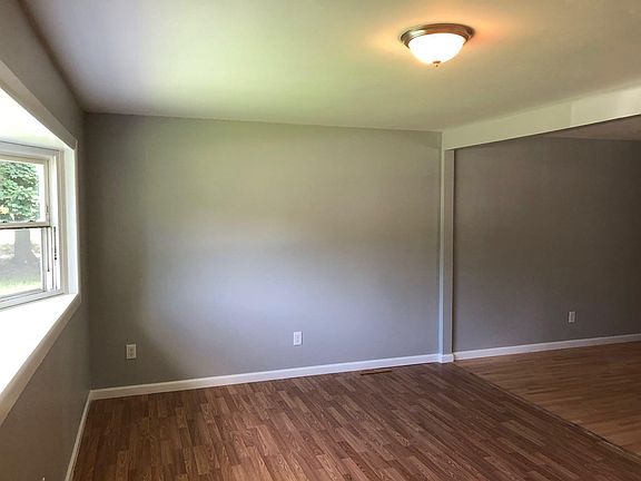 4th image of 428 Applegate Ave