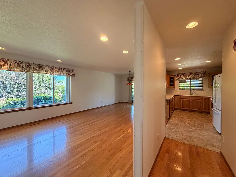 364 SE Davis Ct — Photo 6