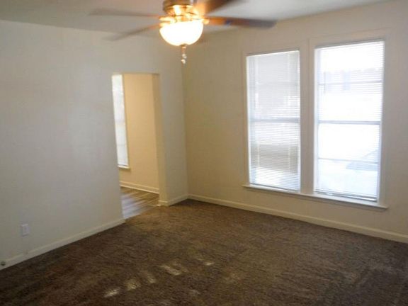4th image of 218 Broadmoor Ave