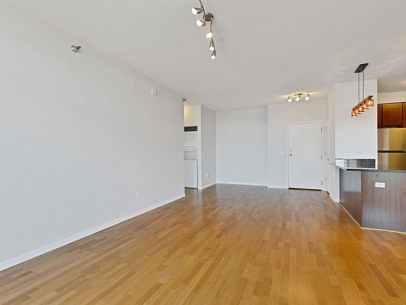 4th image of 1134 W Granville Ave #918