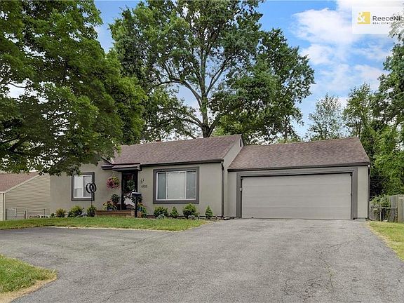 Can fit up to 5 cars in the driveway!