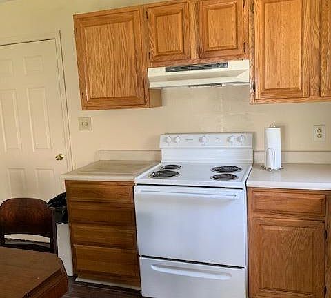 5th image of 210 E 12th St