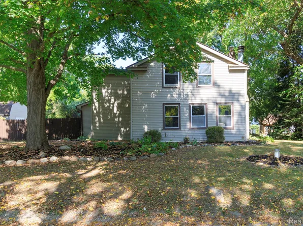 716 Commercial St, Commerce Township, MI 48382