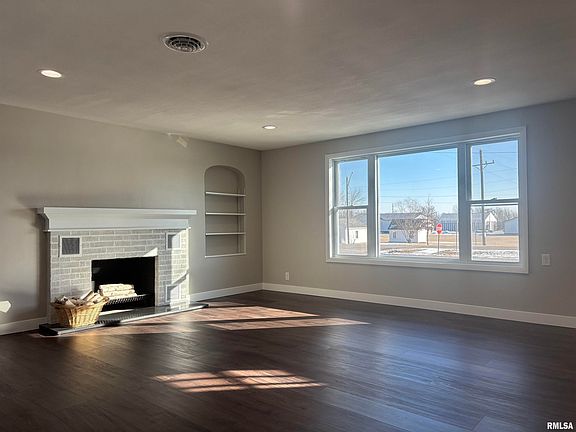 4th image of 707 W Santa Fe Ave
