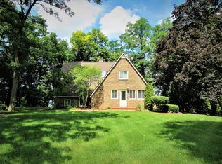10472 Lake Shore Dr, Fenton, MI