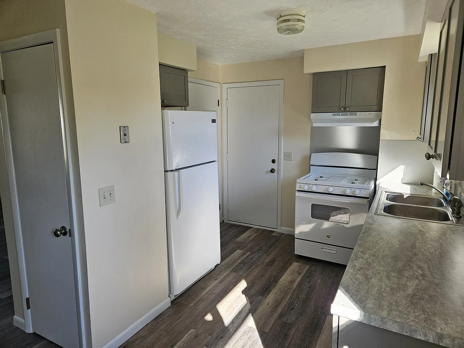 3 bed, 1030 sqft, $1,275 — Photo 3