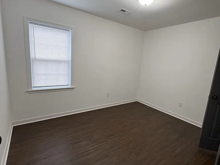 401 Hilltop Dr — Photo 3