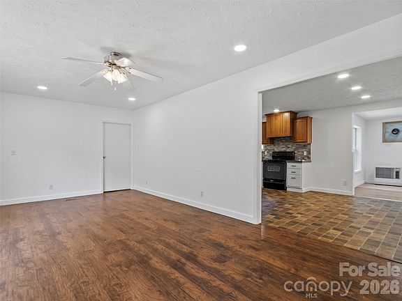 3rd image of 797 Pleasant Valley Rd